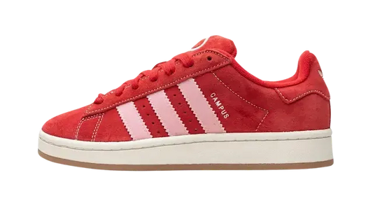 Rode suède lage sneakers met witte zolen en drie witte strepen aan de zijkant, met het opschrift 'CAMPUS'. Deze Adidas Campus 00s Better Scarlet/Pink weerspiegelt moeiteloos een retrostijl.