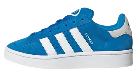 Blauwe suède lage sneaker met witte strepen aan de zijkant en een witte rubberen zool, die de klassieke stijl van de Adidas Campus 00s (GS) Bluebird/White belichaamt.