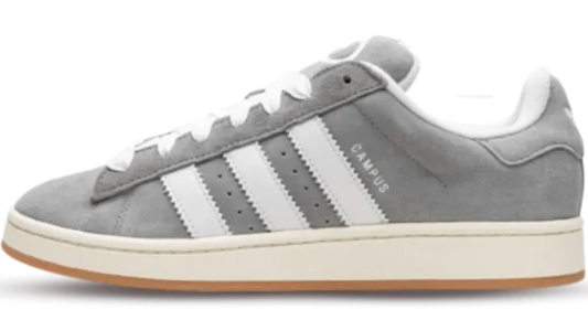 Een zijaanzicht van een vintage charme grijze suède Adidas Campus 00s grijs/witte sneaker met witte veters en een rubberen zool. De schoen heeft witte strepen en op de zijkant staat het woord "CAMPUS" geschreven.