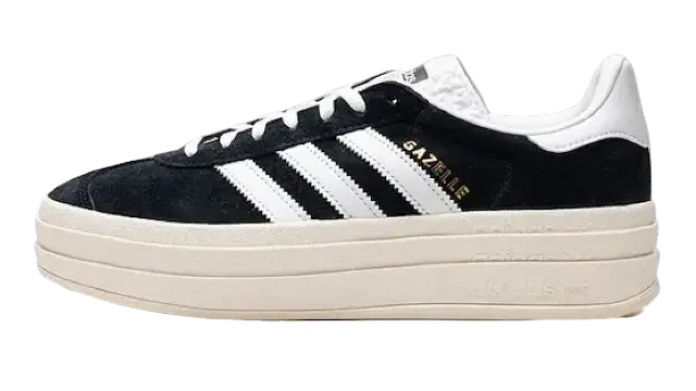 Een zwart witte Adidas Gazelle Bold Core Zwart/Wit sneaker met een suède bovenwerk, voorzien van een dikke witte platformzool en het iconische Adidas logo op de zijkant.