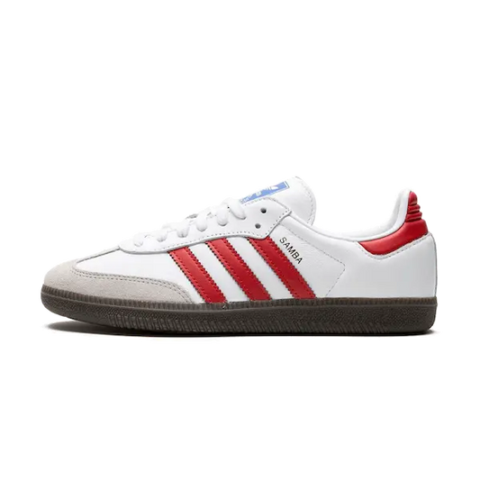 Een witte Adidas Samba wit/rode Better Scarlet sneaker met Better Scarlet strepen en een grijze suède neus, afgebeeld op een witte achtergrond.