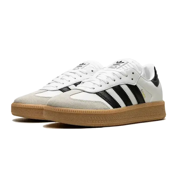 Een paar witte sneakers met zwarte strepen, witte veters en een bruine rubberen zool, die doet denken aan het tijdloze Adidas Samba XLG Wit/Zwart design.