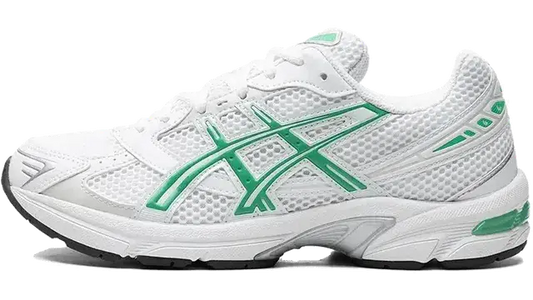 De Asics Gel-1130 White/Malachite Green is een witte en lichtgroene atletische hardloopschoen met mesh-stof en synthetische overlays, met geldemping voor verbeterd comfort en een opvallend merkontwerp aan de zijkant.