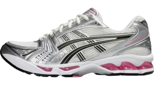 Een close-up van een enkele Asics Gel-Kayano 14 Cream Sweet Pink atletische sneaker met roze en zilveren accenten, waarbij de gel-demping voor verbeterde stabiliteit en comfort wordt getoond, geïsoleerd op een witte achtergrond.