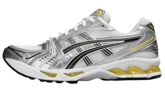 Een close-up van een Asics Gel-Kayano 14 Tai Chi Yellow hardloop sneaker met grijze en gele accenten, waarbij de gel-demping voor verbeterde stabiliteit en comfort wordt getoond, geïsoleerd op een witte achtergrond.