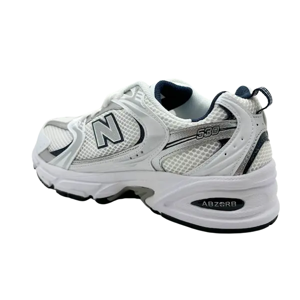Een witte sportschoen met blauwe, grijze en zilveren accenten, met 'N' op de zijkant en het label '569' en 'ABZORB' op de zool. Ervaar tijdloze elegantie met deze Navy/White sneakers ontworpen door New Balance 530 Navy/White.