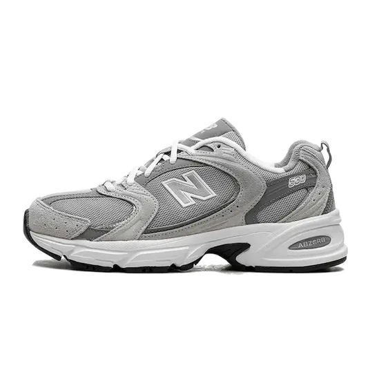 Een paar New Balance 530 Raincloud Grey sneakers met een groot 'N'-logo op de zijkant, met mesh-stof en synthetische overlays voor ondersteuning, en een gedempte zool met het label 'ABZORB.