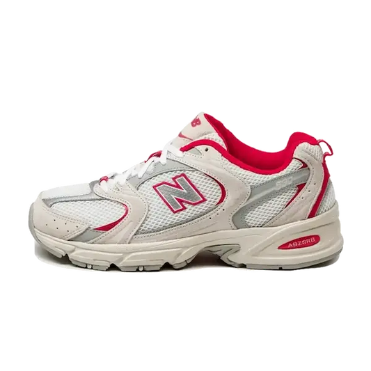 De New Balance 530 Reflection/Moonbeam/True Red sneakers in Reflection/Moonbeam/True Red hebben een wit en rood atletisch ontwerp, compleet met een bovenwerk van mesh, prominente 'N'-branding aan de zijkant, een gedempte tussenzool en een rubberen buitenzool.