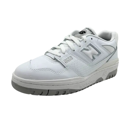 Een New Balance 550 Wit/Grijze sneaker met grijze accenten straalt tijdloze klasse uit, met geperforeerde zijpanelen en het iconische "N" logo op de zijkant.