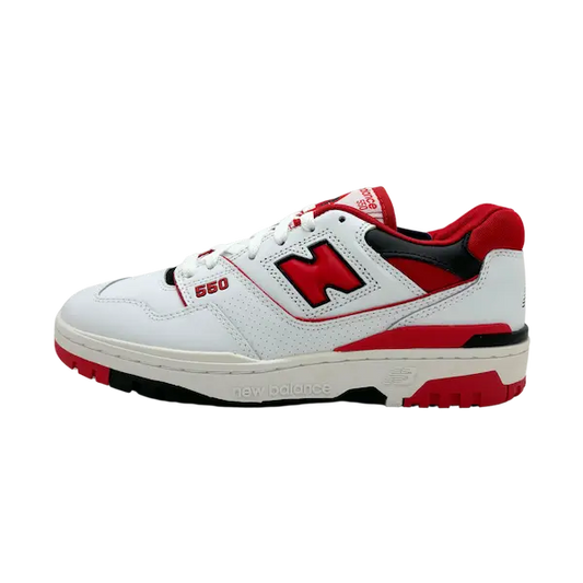 Een wit met rode sneaker met zwarte accenten, voorzien van het 'N' logo op de zijkant en '550' tekst, van New Balance. Dit New Balance 550 Wit/Rood model beschikt over een premium lederen bovenwerk voor extra duurzaamheid en stijl.