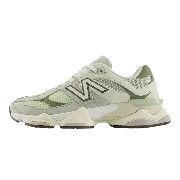 Een enkele witte en lichtgroene atletische sneaker met een dikke zool en het "N"-logo op de zijkant, gezien vanaf de linkerkant. Het eigentijds ontwerp van de New Balance 9060 Olivine combineert moeiteloos stijl en comfort.