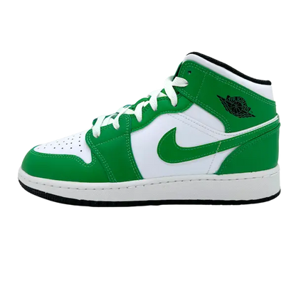 De Nike Air Jordan 1 mid (GS) Lucky Green in Lucky Green is een opvallende hoge sneaker, die groen en wit combineert met zwarte details. De schoen is gemaakt van hoogwaardige materialen en heeft het iconische Nike-logo en het Air Jordan-embleem op een strakke witte zool.