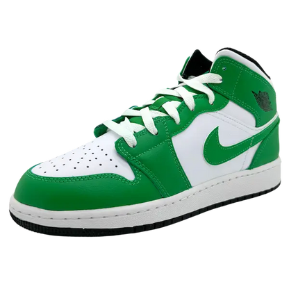Groen-witte Nike Air Jordan 1 mid (GS) Lucky Green sneaker met een witte zool en zwarte accenten, voorzien van een Lucky Green Nike swoosh en witte veters gemaakt van premium materialen.