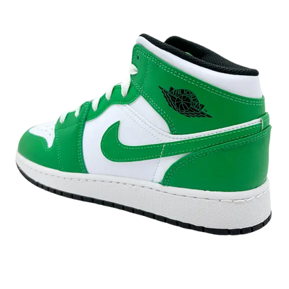 Een groen-witte hoge sneaker met een witte Nike swoosh en zwarte details, gemaakt van premium materialen. Het ontwerp, dat doet denken aan de Nike Air Jordan 1 mid (GS) Lucky Green, straalt zowel stijl als kwaliteit uit.