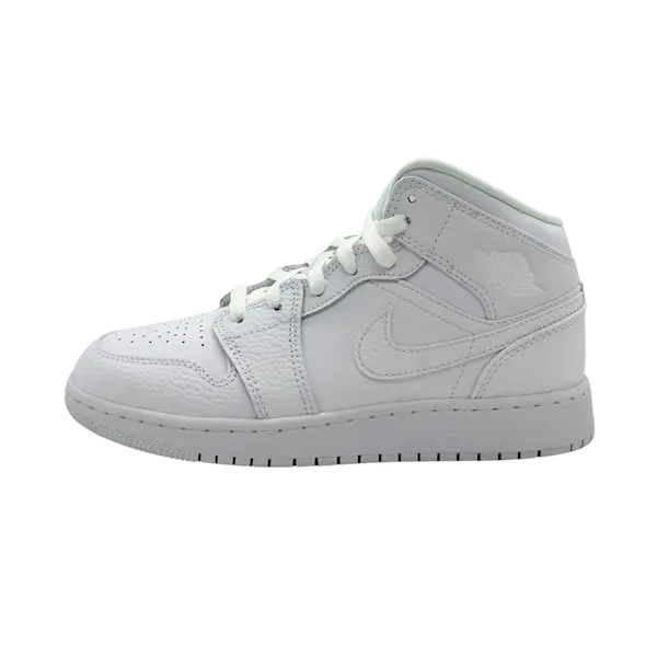 Een witte Nike Air Jordan 1 mid (GS) Triple White hoge sneaker met veters, een bovenwerk met textuur en een opvallend swoosh-logo op de zijkant. Deze iconische sneakers zijn verkrijgbaar in de strakke Triple White colorway.