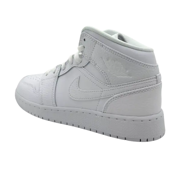 Een witte Nike Air Jordan 1 Mid (GS) Triple White hoge sneaker met een Nike-logo op de zijkant, geplaatst tegen een effen zwarte achtergrond.