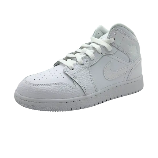 Een witte Nike Air Jordan 1 Mid (GS) Triple White hoge sneaker met een Nike-logo op de zijkant, geplaatst tegen een effen zwarte achtergrond.