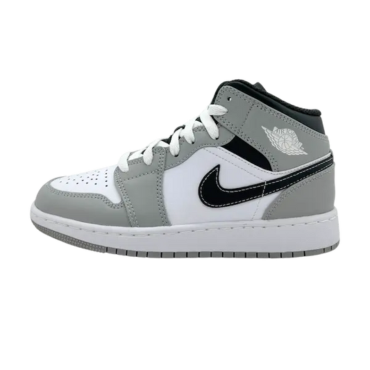 Een enkele grijze, witte en zwarte hoge Nike Air Jordan 1 mid (GS) antraciet sneaker met witte veters.