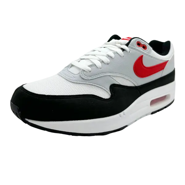 Een witte, grijze, zwarte en rode Nike Air Max 1 Chili 2.0 met een opvallend rood swoosh-logo op de zijkant en witte veters. Deze sneaker combineert moeiteloos stijl en comfort.