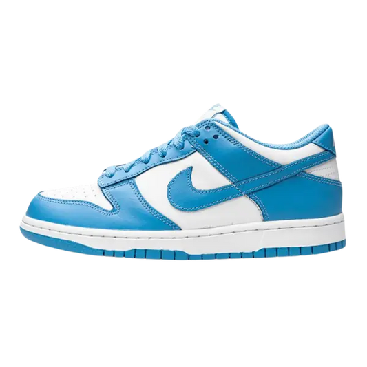 Een zijaanzicht van een Nike Dunk Low (GS) UNC atletische sneaker van Nike met blauw en wit leer met een blauwe Swoosh en een witte tussenzool, die doet denken aan het standaardkleurenschema van de University of North Carolina.